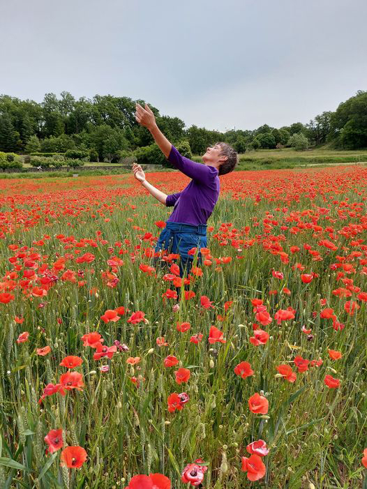 Sylvie Hönle danse au milieux des coquelicots