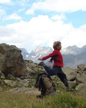 Un enfant court dans la montagne